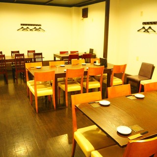 【シックでモダンな店内】