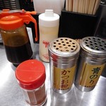 長田本庄軒 - 卓上の調味料（青のり、かつお粉、七味、ソース、マヨネーズ）