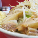 ラーメン二郎 - 豚の厚み