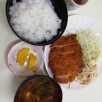 Tonkatsuno Maruei - 看板メニューのとんかつ定食530円。味噌カツでも同じ値段なのでしょうか？