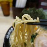 Yokohama Iekei Ramen Yuurakuya - ふと麺リフトは難しいです