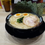 Yokohama Iekei Ramen Yuurakuya - MAX盛りらーめん(970円)斜め横から