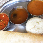 三燈舎 - 日替わりのエビが酸味と辛さが絶妙！ご飯が進みます。トマトベースのベジと、オニオンサンバル。