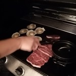 バーベキュービレッジ - 肉を焼く