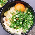 須崎食料品店 - 小の温に生玉子を入れました。（2019.11 byジプシーくん）