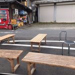 須崎食料品店 - お店の外にあるベンチです。（2019.11 byジプシーくん）
