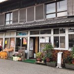 須崎食料品店 - お店の外観です。うどんを食べる場合は右側の扉から入ります。（2019.11 byジプシーくん）