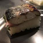 漁火 - 焼き鯖寿司
      肉厚の焼き鯖、最高です⤴︎ ⤴︎