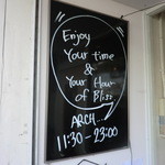 ARCH seaside cafe&bar - 入口横の営業時間