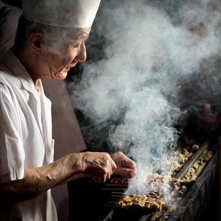 この道30年の焼き師柏原さんの熟練技