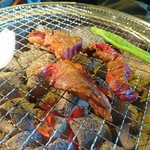 Mikakuen - 肉焼き中