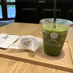 CHASHITSU time - MATCHA CHARGE（300円）と、おはぎバーガーの中から、胡麻づくし（240円）セットでここから50円引き