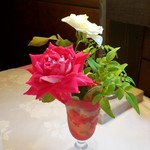 カフェRosa薔薇館 - テーブルには薔薇のお花が飾ってありました