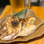 お肉にするか お魚にするか かのう - 鯛のアラ焼き