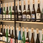 お肉にするか お魚にするか かのう - ズラリと並ぶ各地の日本酒