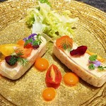 ラ シュセット - トマトコンソメゼリーに包まれたズワイガニのブルーテパプリカソース