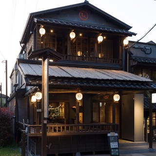 The exterior looks like an old folk house that matches the atmosphere of Hakozaki Shrine right in front of you.