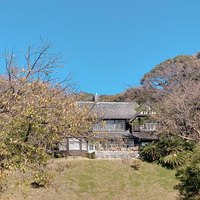 古我邸 - 秋晴れの日。青空に古我邸がよく映えます。