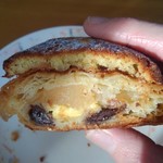 ブーランジュリー ベック - りんご、チョコレート、カスタードクリームにパンの上部はアーモンドクリーム