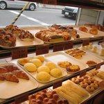 パン マルシェ - 店内は狭いですが、所狭しとパンが並べられています。