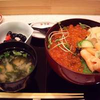 神田明神下 みやび 本店 - 鮭親子丼