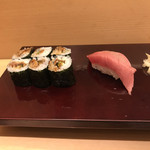 Sushi Tsukiji Nihonkai - 穴きゅう巻き３５０円、中トロ３００円。中トロが肉厚でしたが、全くクドさがなく、脂と旨味のバランスが良くて、とても美味しかったです（╹◡╹）