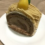 西洋菓子 おだふじ - 栗とショコラのロールケーキ¥400