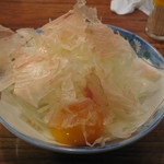 加賀屋 - オニオンスライス：卵の黄味であえるのだ
