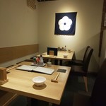 串焼き おでん 安 - 女性も入りやすい感じの店内