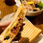 リングアワールドカフェ - ナチョス　グリルチーズホットサンド