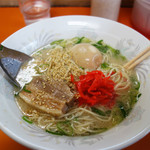 ぶんりゅう - 厚いトロトロチャーシューと味玉入りのとろたまラーメン800円。