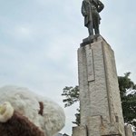 カツ丼 野村 - 吉備津神社の駐車場に立派な銅像が建ってるぞ。第29代内閣総理大臣・犬養毅だって。この備中国生まれなんだそうです。桃太郎は犬・猿・雉のお供を連れていたけど、この犬というのは犬養家の先祖・犬養健命（いぬかいたけるのみこと）って人のことなんだって。ううむ、すごい話だねえ。