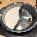 しゃぶ菜別邸 - デフォの昆布出汁と豆乳出汁。