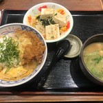 街かど屋 - 手仕込みカツ丼＋豆腐サラダ＋豚汁変更