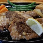 れすとらん 森 - 生姜焼
分厚いのが2枚！まぁ、お値段も単品で1300円くらいだからねぇ(汗)
上にのっている生姜ｿｰｽ？は味が濃すぎたのでどけてしまった(笑)
