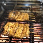 冬うなぎの蒲焼き…焼いてます