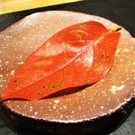 おおたに - 造り：鮪と鯛、白海老のお造り。　食べ終わった後に残った 綺麗に紅葉した柿の葉で秋の風情を感じます。　　　　　2019.10.29