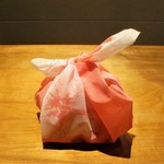 おおたに - 大将がお土産に握ってくれる 炊き込みご飯の おにぎり。　　　　　2019.10.29