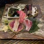 炉端ト酒 タキビヤ。 - 名物お刺身四点盛り　ワラ焼きのカツオタタキ、ヒラス、ヒラメ、ゴマサバ、マグロ　※写真は2人前で刺身一品サービス