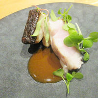 アルゴリズム - 白身魚のお皿。表面は香ばしく、中はしっとりレア。