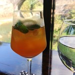 ザ キーストンガーデン - 霊台橋を眺めながら、オリジナルドリンクのキーストーンコークを飲む＼(^^)／