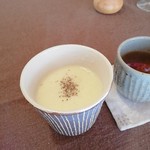 年茶屋 - ランチにはまずは熱々のスープ。じゃがいものポタージュでした。どろっと、味はさっぱりと。砂糖っぽい甘みも少々。