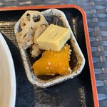 二三家食道 糸島屋 - 小鉢、今日は卵焼き、大学芋、豚肉とレンコンの煮物。