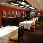 メゾン ポール・ボキューズ - メインダイニングは赤と黒で妖艶な色気があります