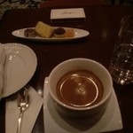 メゾン ポール・ボキューズ - 食後はサロンでカフェと小菓子を頂きました