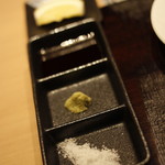 焼肉 強小亭 - 塩、ワサビ、タレ、レモン