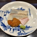 天婦羅 みやしろ - 昆布締めの平目お造りに醤油の泡で