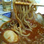 麺屋 にぼすけ - スープに付けてリフト