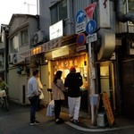 絶えず人がいる。