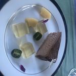 あしぇっと八ヶ岳 - 濃厚なチョコケーキ　　くだものはサルナシというキウイフルーツの祖先　そのグミと先ほどの西洋カリンのにたもの